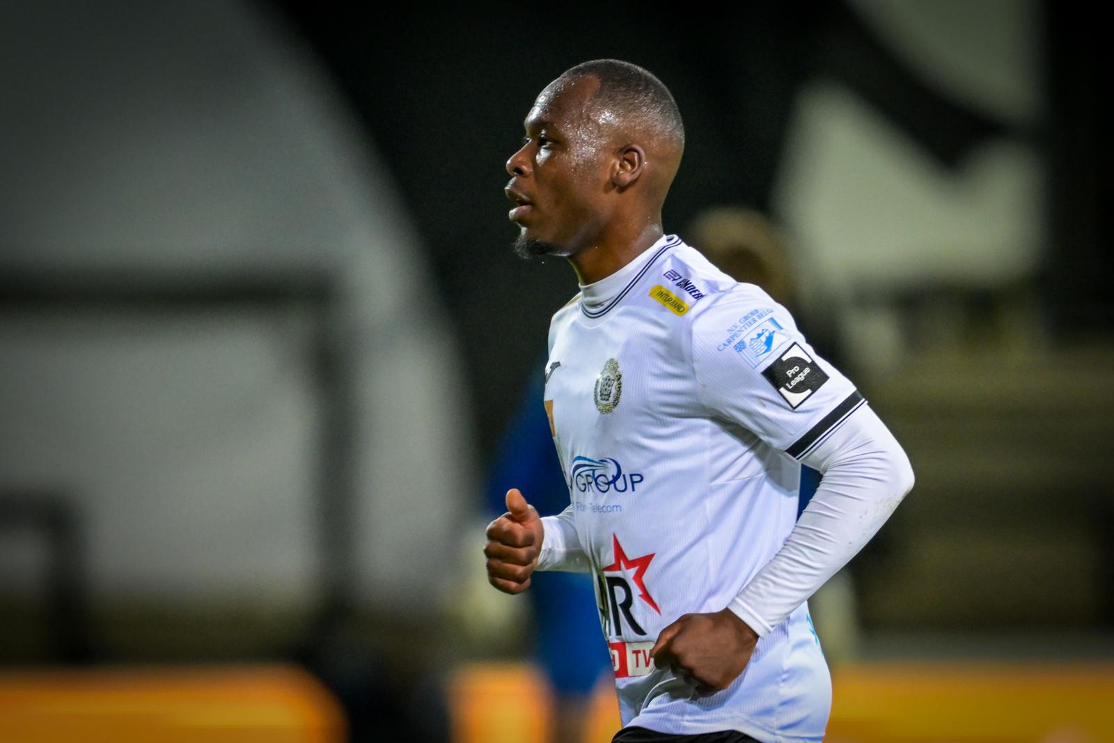 Lokeren's Mohammed Soumare leaves the field after receiving a red card during a soccer game between KSC Lokeren and Royal Olympic Charleroi, Saturday 07 February 2026 in Lokeren, on day 24 of the 2025-2026 'Challenger Pro League' 1B second division of the Belgian championship. BELGA PHOTO DAVID PINTENS