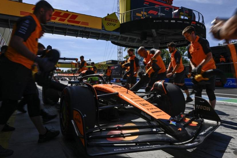 Team mechanics intervene on McLaren's British driver Lando Norris' car in the pit during the third practice session ahead of the Italian Formula One Grand Prix at the Autodromo Nazionale Monza circuit, in Monza, northern Italy, on September 6, 2025.  Philippe Lopez / AFP