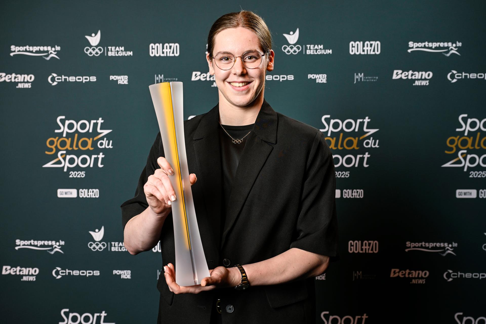 Belgian Roos Vanotterdijk poses for the photographer after winning the Beloftevolle Jongere / Jeune Espoir de l Année 2025 at the 'Sportgala' award show, to announce the sport women and men of the year 2025, Sunday 14 December 2025 in Schelle. BELGA PHOTO POOL NICO VEREECKEN