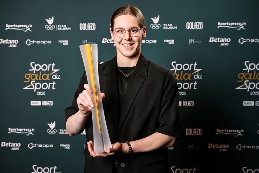 Belgian Roos Vanotterdijk poses for the photographer after winning the Beloftevolle Jongere / Jeune Espoir de l Année 2025 at the 'Sportgala' award show, to announce the sport women and men of the year 2025, Sunday 14 December 2025 in Schelle. BELGA PHOTO POOL NICO VEREECKEN