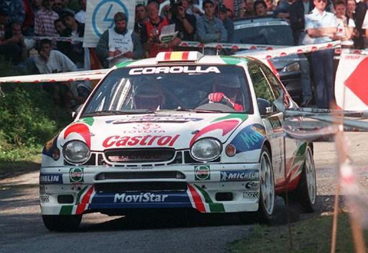 la Toyota Corolla WRC de l'équipage espagnol Carlos Sainz/Luis Moya roule lors d'un des cinq spéciales le 07 mai 1999 au cours de la première étape Ajaccio-Propriano-Ajaccio qu'il termine à la troisième place dans le Tour de Corse auto comptant pour le championnat du monde des rallyes.   Spanish crew of Carlos Sainz and Luis Moya at the wheel of their Toyota Corolla WRC on their way to finish third in the first leg of the Rally of Corsica 07 May 1999 ran between Ajaccio-Propriano-Ajaccio following five special stages. Philippe Bugalski in a Citroen Zsara Kit took the first place and countryman Francois Delecour in a Peugeot 206 WRC placed second.