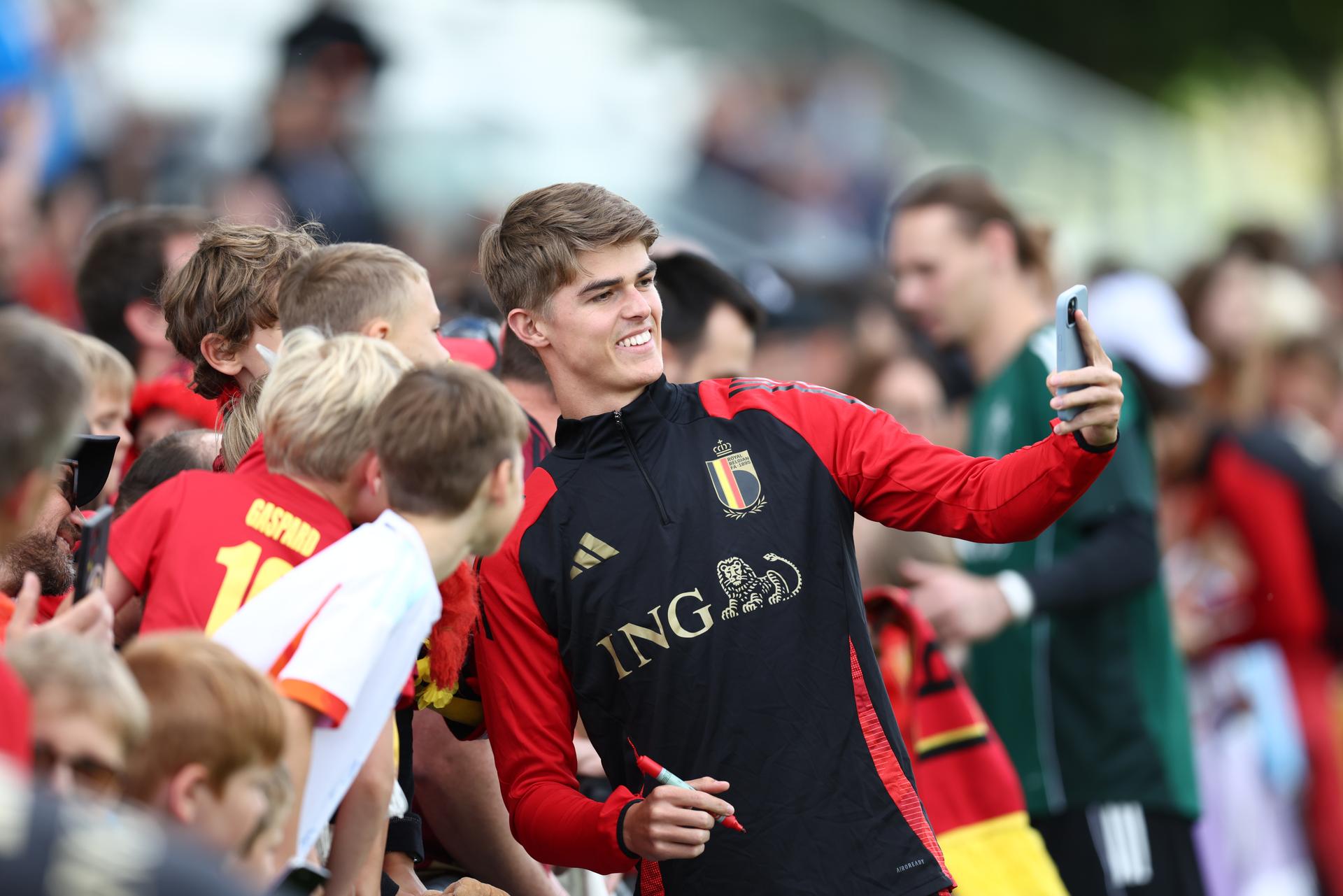 Belgium's Charles De Ketelaere takes a selfie picture with some fans, during a training session of Belgian national soccer team the Red Devils, , in Tubize. The team is preparing for the World Cup 2026 qualifier games against North-Macedonia (6 June) and Wales (9 June). BELGA PHOTO BRUNO FAHY