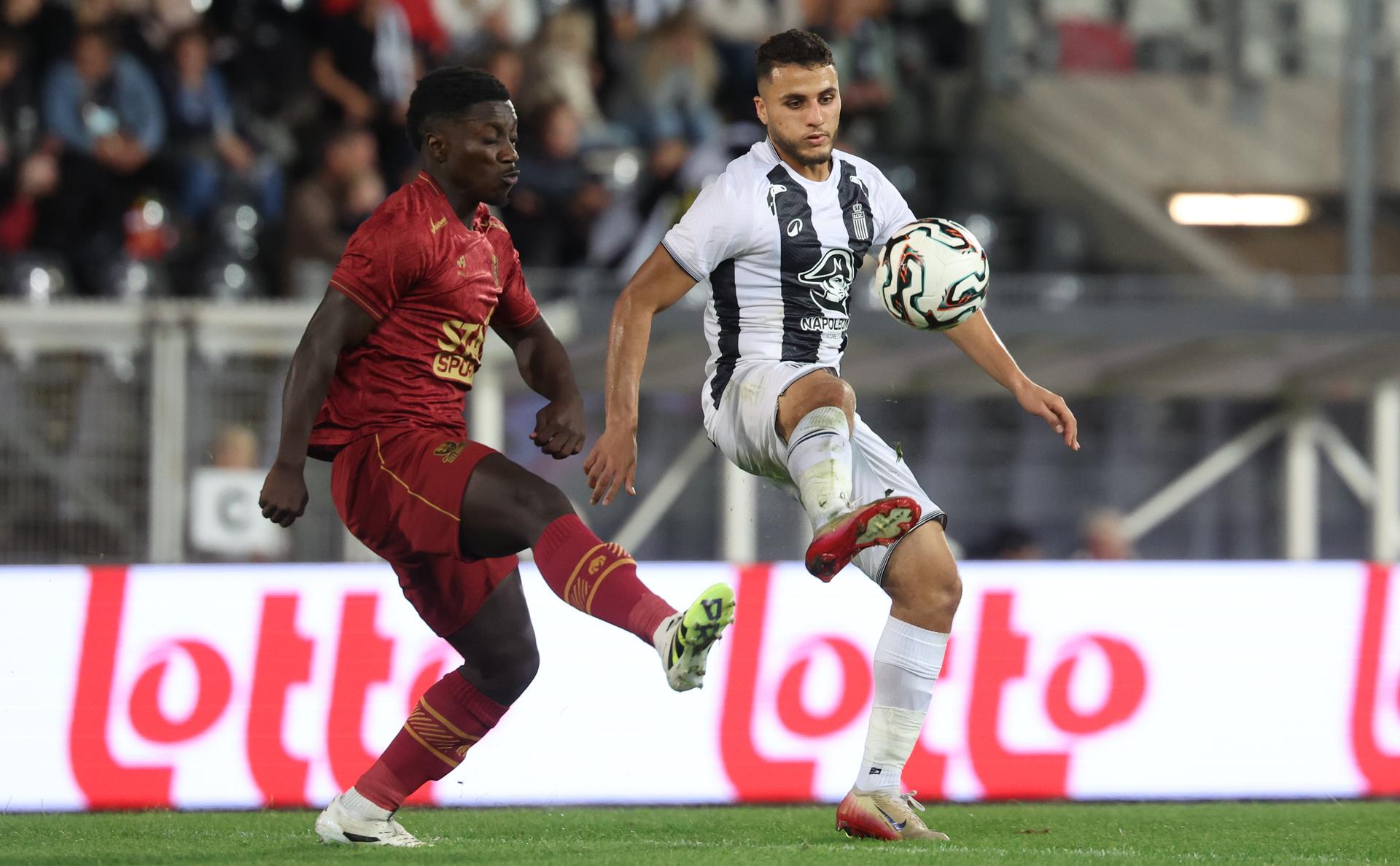 Dender's Desmond Acquah and Charleroi's Yacine Titraoui fight for the ball during a soccer match between Sporting Charleroi and FCV Dender EH, Saturday 30 August 2025 in Charleroi, on day 6 of the 2025-2026 'Jupiler Pro League' first division of the Belgian championship. BELGA PHOTO VIRGINIE LEFOUR
