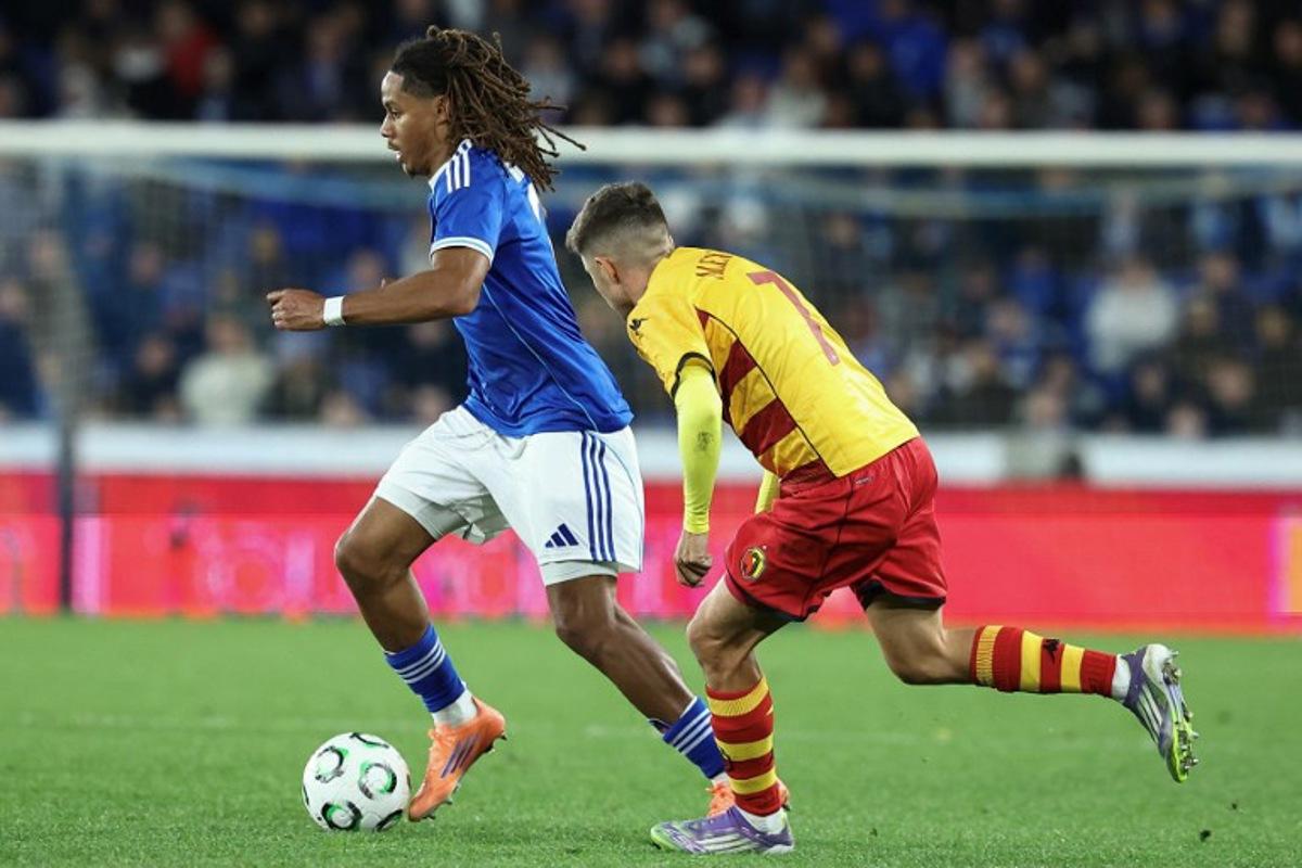 Strasbourg's French midfielder #17 Mathis Amougou (L) fights for the ball with Jagiellonia Bialystok's Spanish defender #07 Alejandro Pozo during the UEFA Conference League, League Phase day 2 football match between RC Strasbourg Alsace and Jagiellonia Białystok at the Meinau Stadium in Strasbourg, eastern France, on October 23, 2025.  Frederick FLORIN / AFP