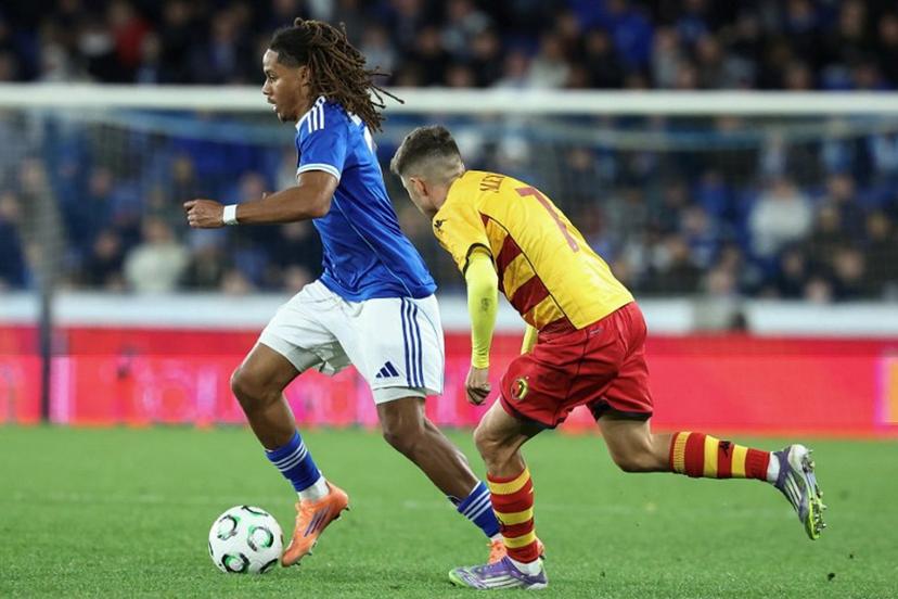 Strasbourg's French midfielder #17 Mathis Amougou (L) fights for the ball with Jagiellonia Bialystok's Spanish defender #07 Alejandro Pozo during the UEFA Conference League, League Phase day 2 football match between RC Strasbourg Alsace and Jagiellonia Białystok at the Meinau Stadium in Strasbourg, eastern France, on October 23, 2025.  Frederick FLORIN / AFP