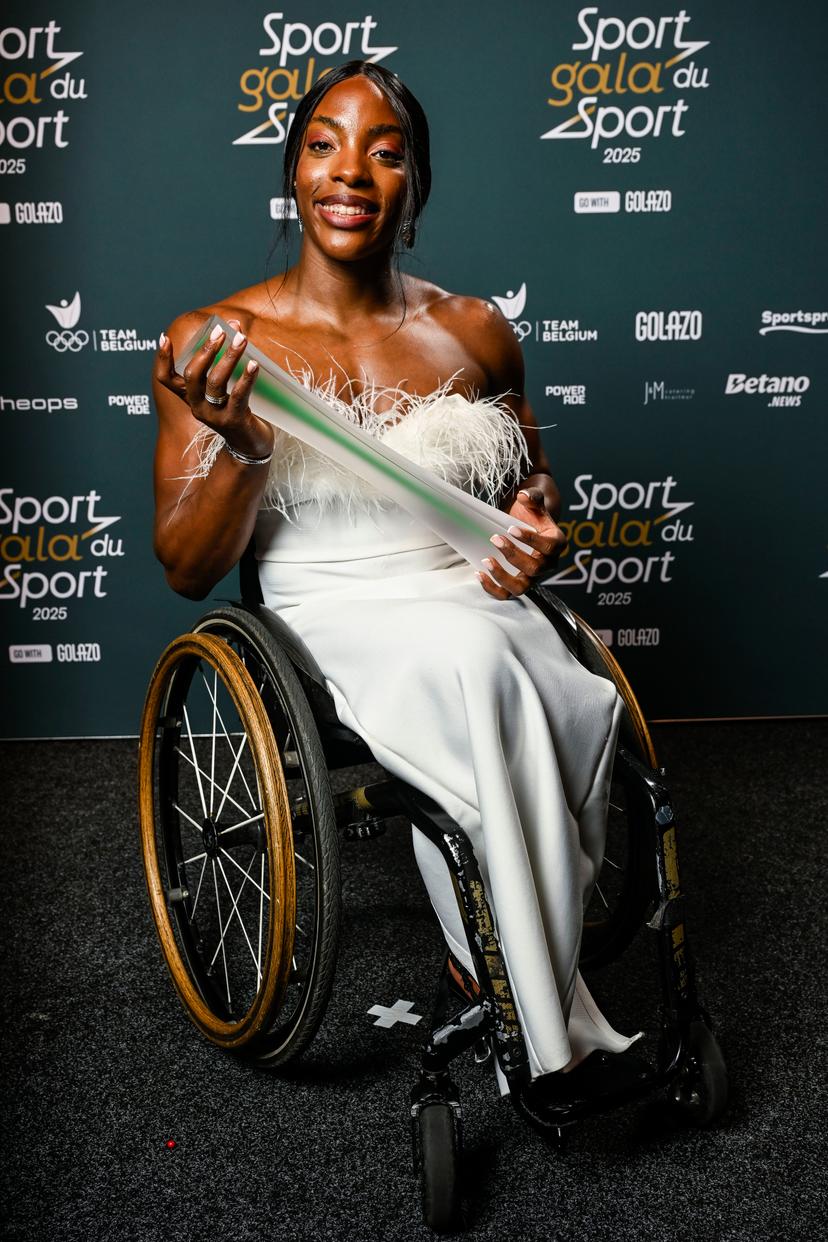 Belgian Léa Bayekula poses for the photographer after winning the Paralympier van het Jaar / Paralympique de l Année 2025 at the 'Sportgala' award show, to announce the sport women and men of the year 2025, Sunday 14 December 2025 in Schelle. BELGA PHOTO POOL NICO VEREECKEN
