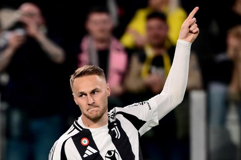 Juventus' Dutch midfielder #08 Teun Koopmeiners celebrates scoring his team's first goal during the Italian Serie A football match between Juventus and Lecce at the "Allianz Stadium" in Turin on April 12, 2025.   MARCO BERTORELLO / AFP
