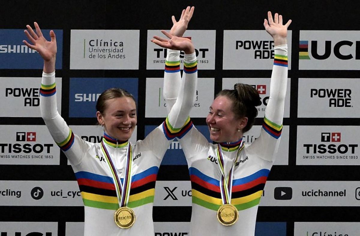 Great Britain's #19 Madelaine Leech and Great Britain's #51 KAtie Archibald pose with their gold medals during the women's madison 30km event award ceremony at the 2025 UCI Track World Championships, in the Penalolen Velodrome in Santiago, on October 25, 2025.  Rodrigo ARANGUA / AFP