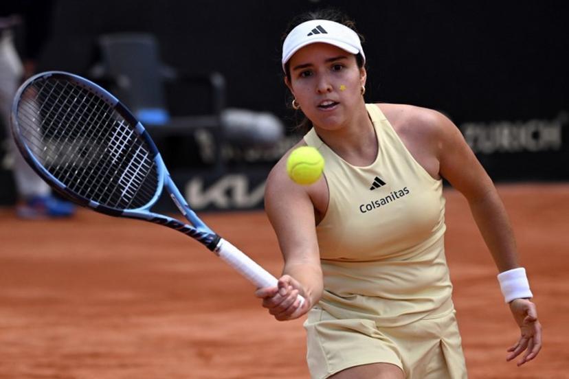 Colombia's Camila Osorio returns the ball to Argentina's Julia Riera during their WTA Bogota 2025 women's singles semifinal tennis match in Bogota on April 5, 2025.  Luis ACOSTA / AFP