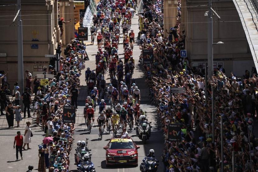 The pack of riders (peloton) cycles in Montpellier at the start of the 16th stage of the 112th edition of the Tour de France cycling race, 171.5 km between Montpellier and Mont Ventoux, southern France, on July 22, 2025.  Anne-Christine POUJOULAT / AFP