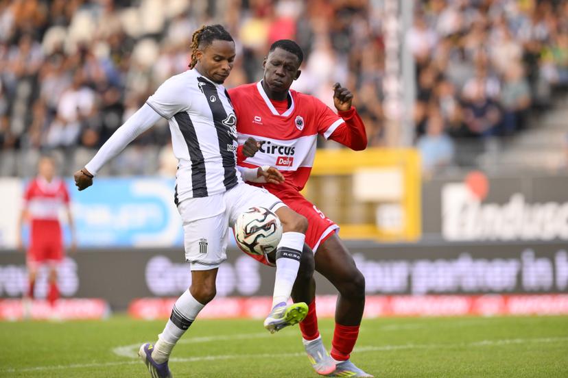Charleroi's Jeremy Petris and Antwerp's Gabriel David fight for the ball during a soccer match between Sporting Charleroi and Royal Antwerp FC, Sunday 17 August 2025 in Charleroi, on day 4 of the 2025-2026 'Jupiler Pro League' first division of the Belgian championship. BELGA PHOTO JOHN THYS