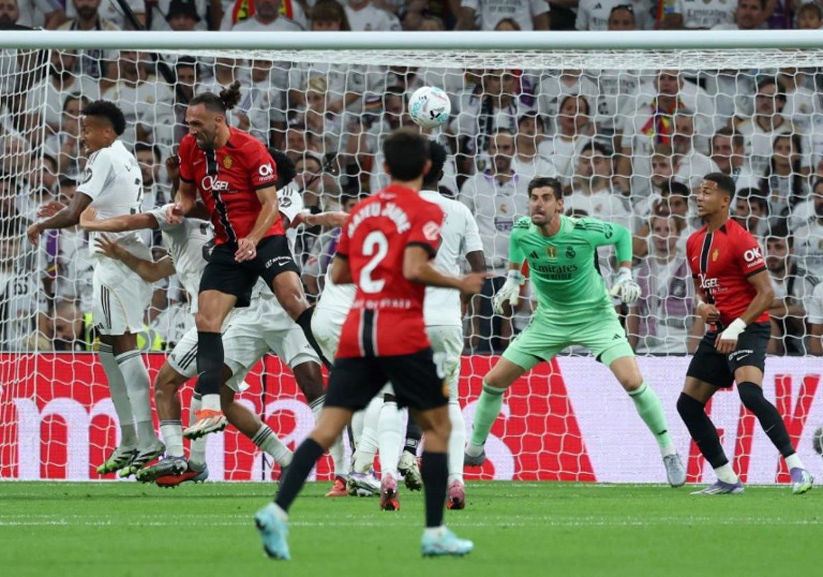 Real Mallorca's Kosovo forward #07 Vedat Muriqi (L) scores his team's first goal during the Spanish league football match between Real Madrid CF and Real RCD Mallorca at the Santiago Bernabeu stadium in Madrid on August 30, 2025.  Thomas COEX / AFP