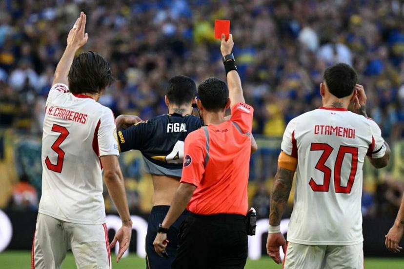 Mexican referee Cesar Ramos shows a red card to Boca Juniors' Argentine defender #04 Nicolas Figal (C-L) during the FIFA Club World Cup 2025 Group C football match between Argentina's Boca Juniors and Portugal's Benfica at the Hard Rock stadium in Miami on June 16, 2025.  Chandan Khanna / AFP