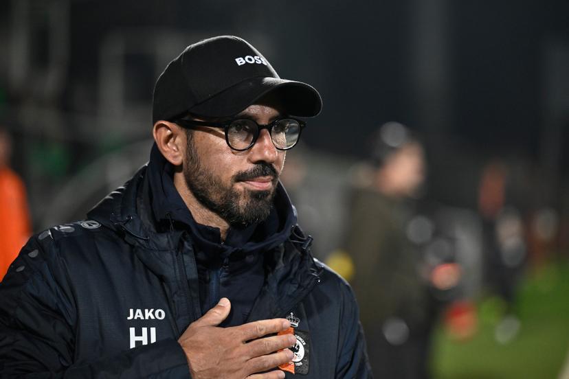 Deinze's head coach Hernan Losada pictured during a soccer match between Lommel SK and KMSK Deinze, in Lommel, on day 11 of the 2024-2025 'Challenger Pro League' 1B second division of the Belgian championship, Saturday 09 November 2024. BELGA PHOTO JOHAN EYCKENS