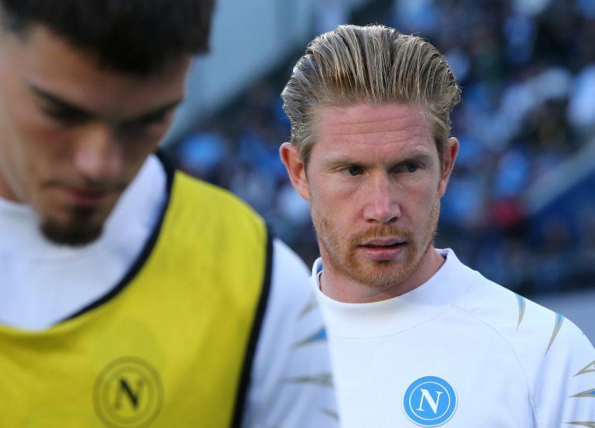 Napoli's Belgian midfielder #11 Kevin De Bruyne looks on during warm up ahead of the Italian Serie A football match football match between SSC Napoli and Genoa CFC at the Diego Armando Maradona stadium in Naples on October 5, 2025.  CARLO HERMANN / AFP