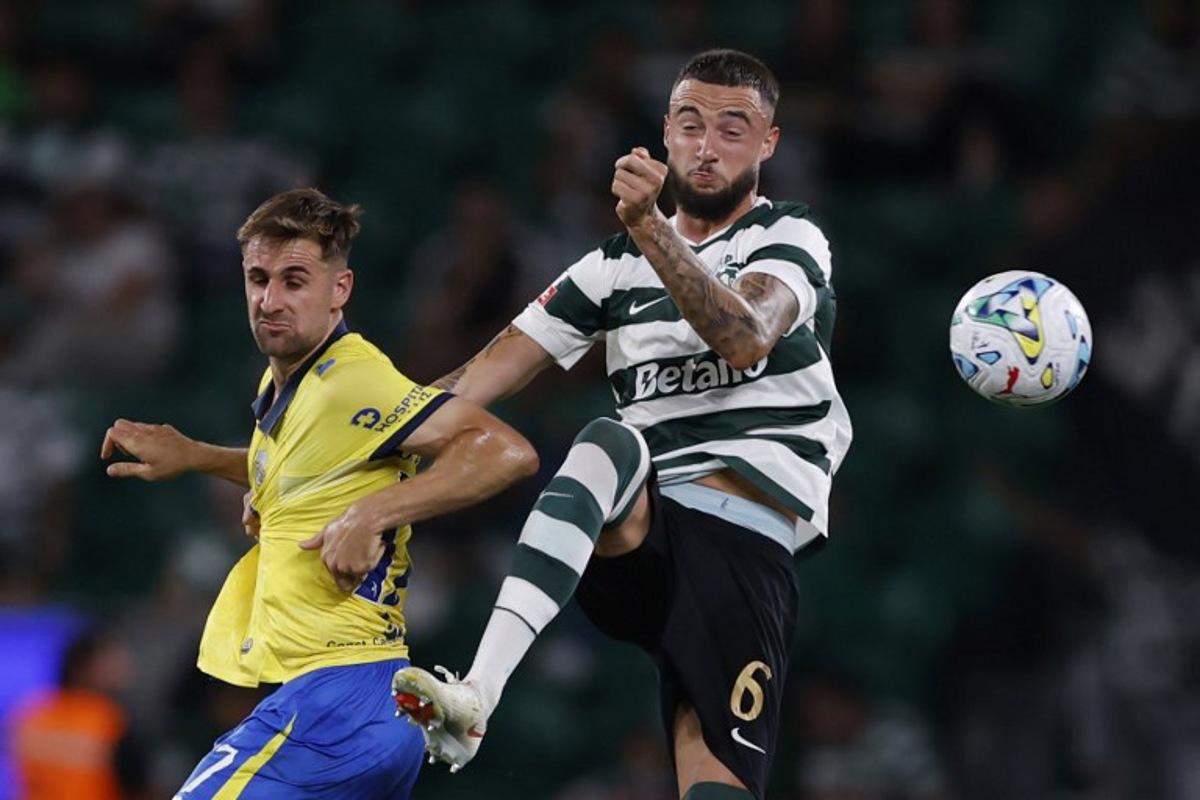 Arouca's Spanish forward #17 Ivan Barbero (L) and Sporting Lisbon's Belgian defender #06 Zeno Debast fight for the ball during the Portuguese League football match between Sporting CP and FC Arouca at the Jose Alvalade stadium in Lisbon on September 19, 2026.  FILIPE AMORIM / AFP