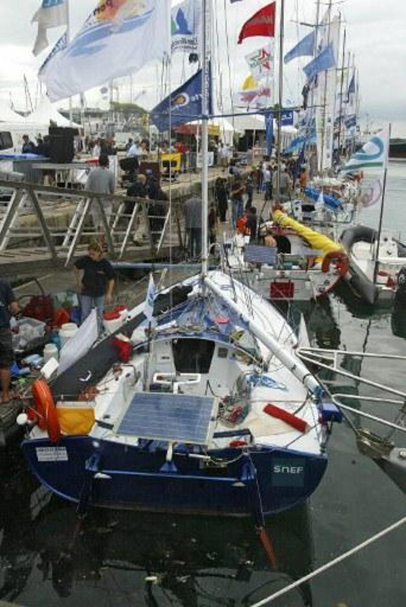 Des participants à la 15ème édition de la Transat 6.50, course en solitaire à la voile entre La Rochelle et Salvador de Bahia (Brésil), font les dernières vérifications sur leur bateau? le 16 Septembre 2005 dans le port de La Rochelle. Le départ de l'épreuve sera donné le 17 Septembre au large des côtes de Charente-Maritime. AFP PHOTO MARCEL MOCHET  Participants in the Transat 6.50, a solo sailing race between La Rochelle and Salvador de Bahia (Brazil) make final adjustments to their vessels 16 September 2005 at La Rochelle. The race starts 17 September. AFP PHOTO MARCEL MOCHET  AFP