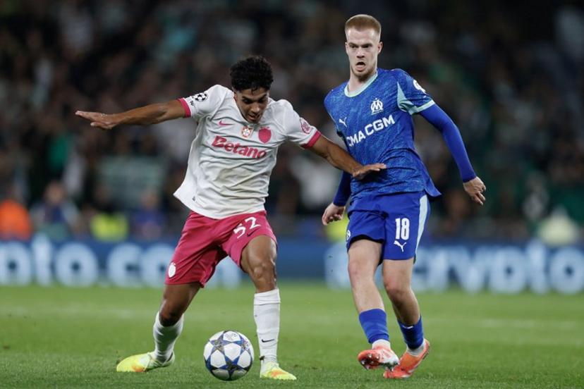 Sporting Lisbon's Portuguese midfielder #52 Joao Simoes (L) vies for the ball with Marseille's Belgian midfielder #18 Arthur Vermeeren during the UEFA Champions League league phase day 3 football match between Sporting CP and Olympique de Marseille at Jose Alvalade stadium in Lisbon on October 22, 2025. 52, 18 FILIPE AMORIM / AFP
