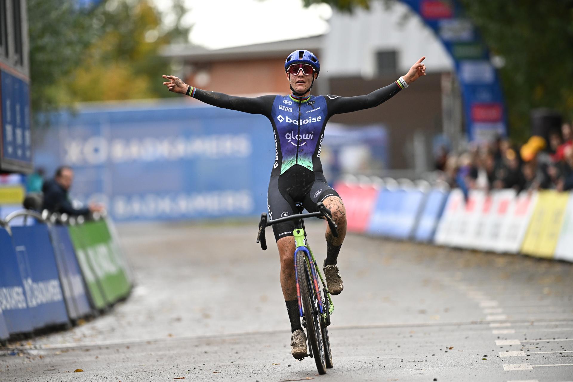 Dutch Lucinda Brand celebrates as she crosses the finish line at the elite women race of the "Rapencross" cyclocross in Lokeren, the second race (out of 8) of the X2O Badkamers Trophy,  Sunday 02 November 2025. BELGA PHOTO DAVID PINTENS