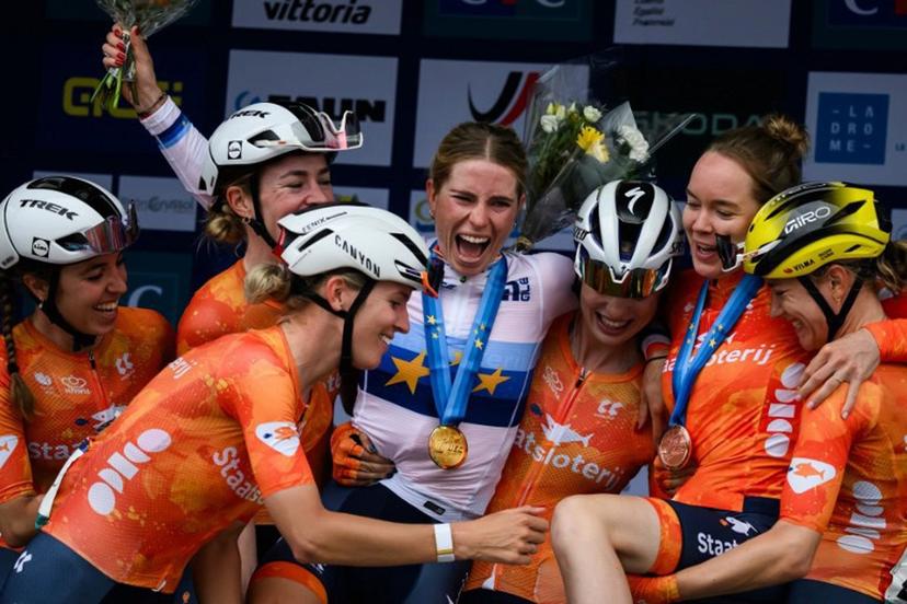 Dutch rider Demi Vollering celebrates with her teammates on the podium after winning the women 2025 UEC European road cycling championship, around Valence, on October 4, 2025.  JEFF PACHOUD / AFP