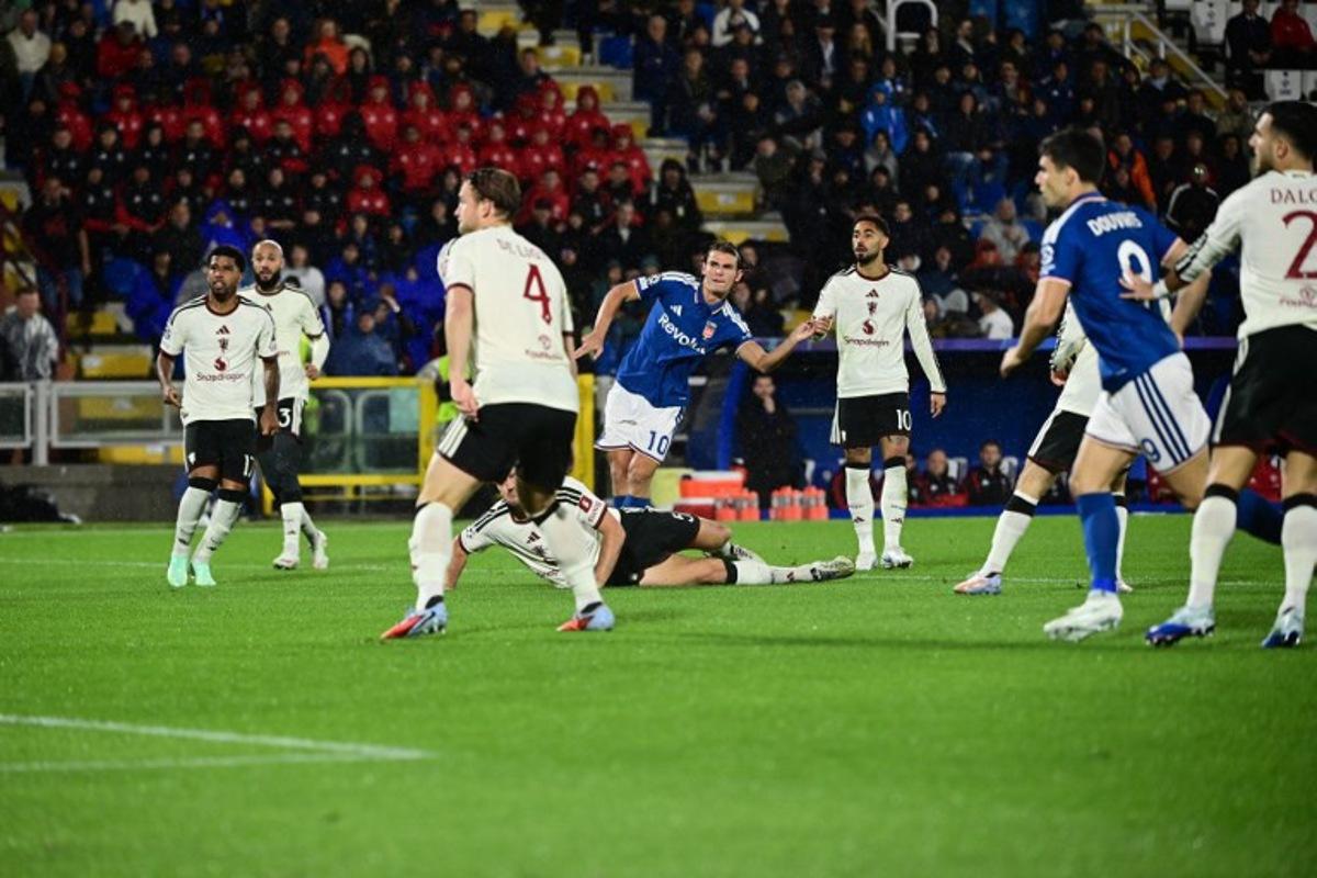 Como's Argentine midfielder #10 Nicolas Paz (C) scores his team's first goal during the UEFA Champions League, league phase matchday 3, football match between Como 1907 and Manchester United at the Stadio Giuseppe Sinigaglia in Como, northen Italy on October 21, 2026.  PIERO CRUCIATTI / AFP