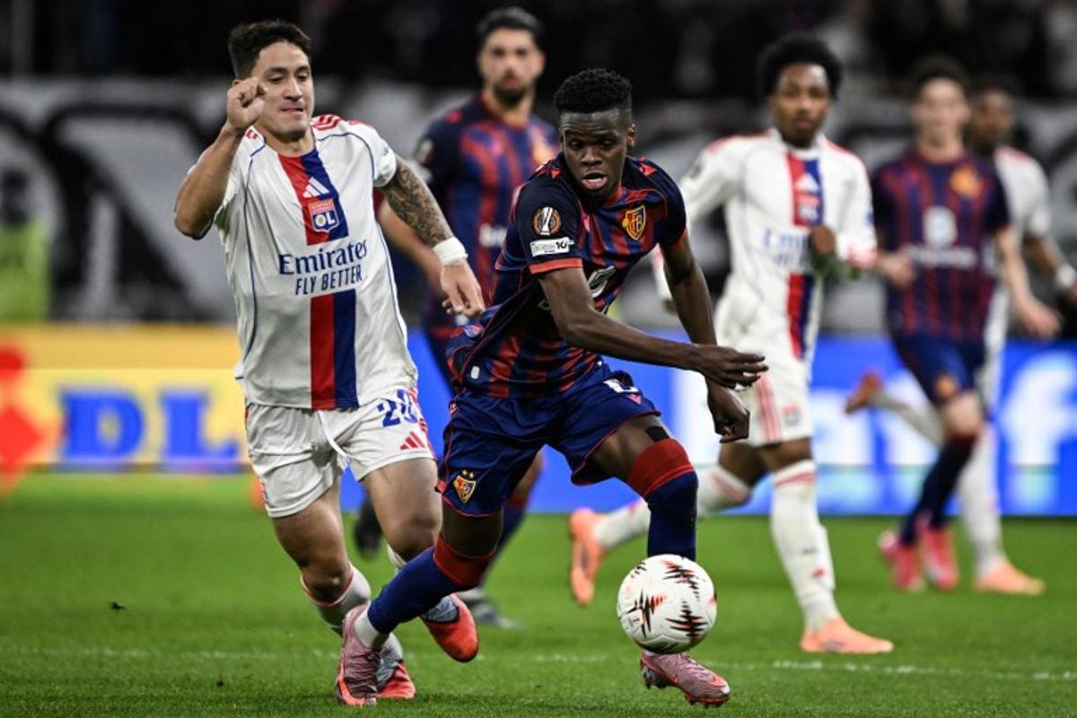 Lyon's Uruguayan forward #20 Martin Satriano (L) fights for the ball with Bale's Congolese midfielder #05 Metinho during the UEFA Europa League 1st round day 3 football match between Olympique Lyonnais (OL) and FC Basel at the Groupama Stadium in Decines-Charpieu, central-eastern France on October 23, 2025.  JEFF PACHOUD / AFP