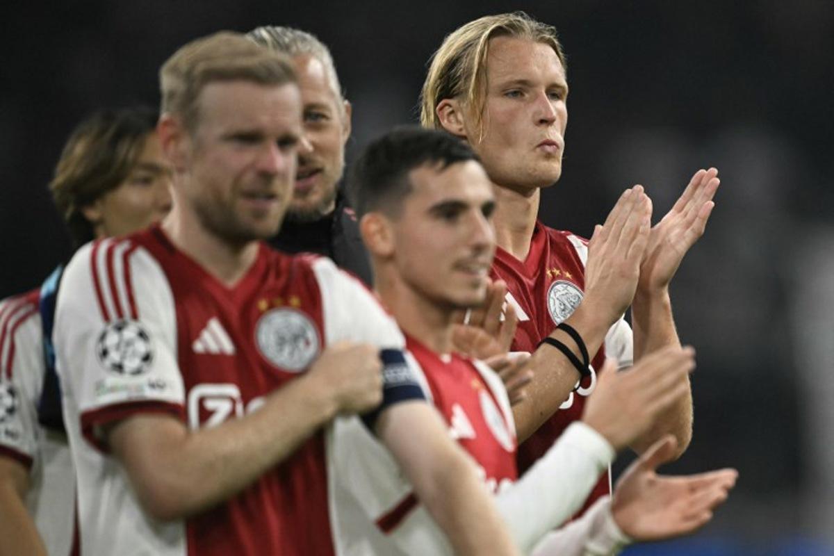Ajax's Danish forward #09 Kasper Dolberg (R) and teammates acknowledge their supporters after the UEFA Champions League first round day 1 football match between Ajax Amsterdam and Inter Milan, at the Johan Cruijff ArenA in Amsterdam, on September 17, 2025.  NICOLAS TUCAT / AFP