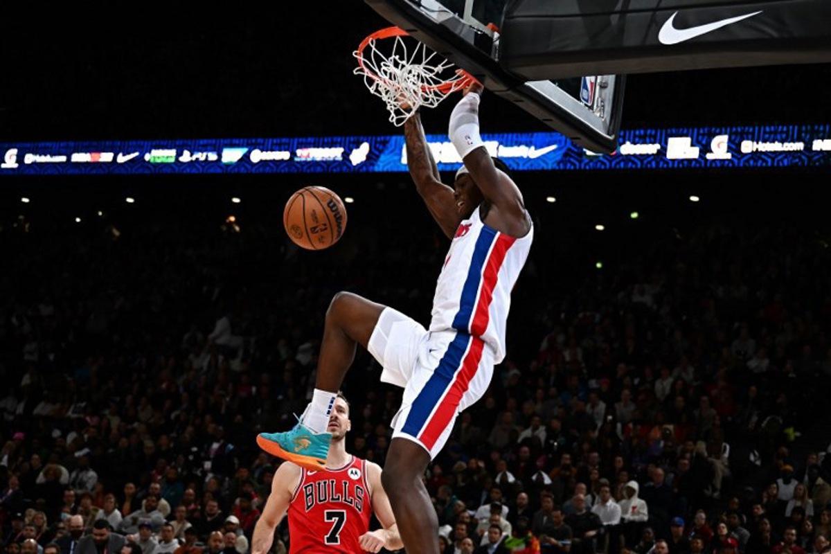 Detroit Pistons' US power forward Jalen Duren dunks on Chicago Bulls' Slovenian point guard Goran Dragic during the 2023 NBA Paris Games basketball match between Detroit Pistons and Chicago Bulls at the Arena stadium in Paris on January 19, 2023.  Anne-Christine POUJOULAT / AFP
