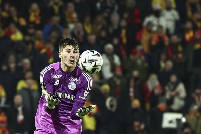 Strasbourg's Belgian goalkeeper #39 Mike Penders catches the ball during the French L1 football match between RC Lens and RC Strasbourg Alsace at the Stade Bollaert-Delelis in Lens, northern France, on November 22, 2025.  Sameer Al-DOUMY / AFP