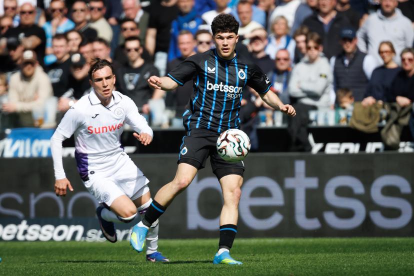 Anderlecht's Mihajlo Cvetkovic and Club's Kyriani Sabbe fight for the ball during a soccer match between Club Brugge and RSCA Anderlecht, Monday 06 April 2026 in Brugge, on the first day of the Champion's Play-off (PO1) of the 2025-2026 'Jupiler Pro League' first division of the Belgian championship. BELGA PHOTO KURT DESPLENTER