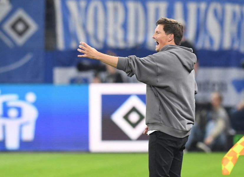 Hamburg's German head coach Merlin Polzin reacts during the German first division Bundesliga football match between Hamburger SV and St Pauli in Hamburg on August 29, 2025.  Daniel BOCKWOLDT / AFP
