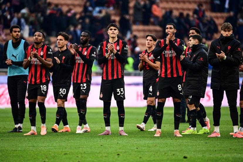 AC Milan players acknowledge their supporters at the end of the Italian Serie A football match between AC Milan and Sassuolo at the San Siro Stadium in Milan on December 14, 2025.  Piero CRUCIATTI / AFP