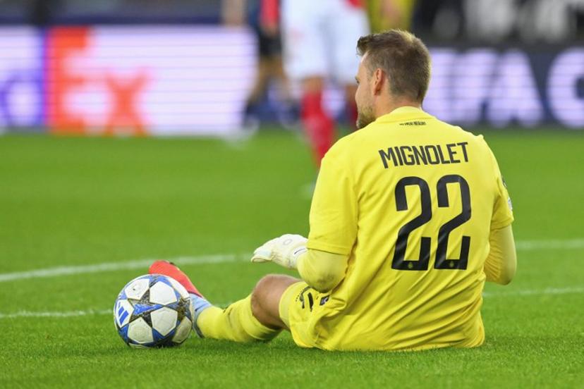 Club Brugge's Belgian goalkeeper #22 Simon Mignolet gestures after suffering an injury during the UEFA Champions League first round day 1 football match between Club Brugge and AS Monaco at Jan Breydelstadion stadium, in Bruges, on September 18, 2025.  JOHN THYS / AFP