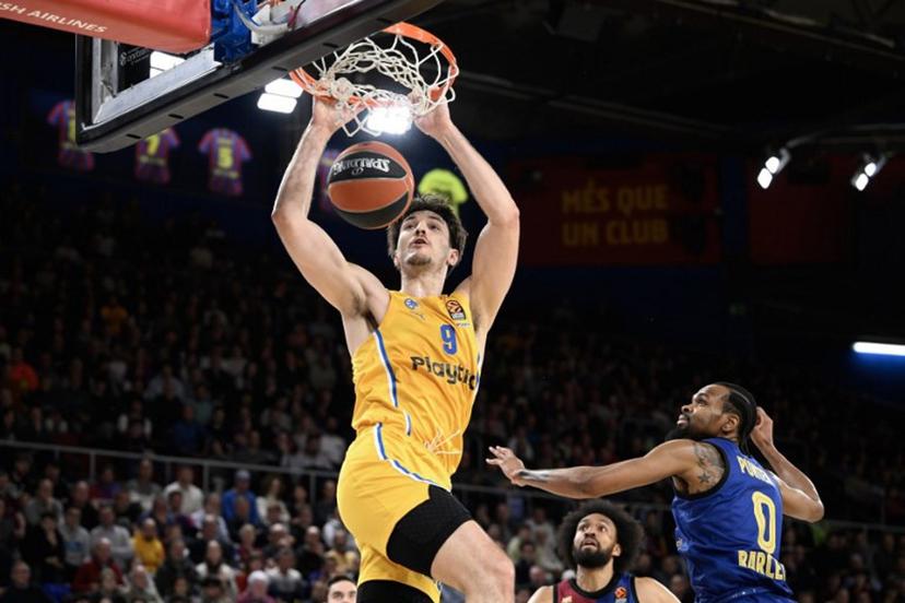 Maccabi's Israeli forward #09 Roman Sorkin (L) dunks the ball as Barcelona's US guard #0 Kevin Punter (R) looks on during the Euroleague basketball match between FC Barcelona and Maccabi Tel-Aviv at the Palau Blaugrana arena in Barcelona on February 5, 2025  Josep LAGO / AFP