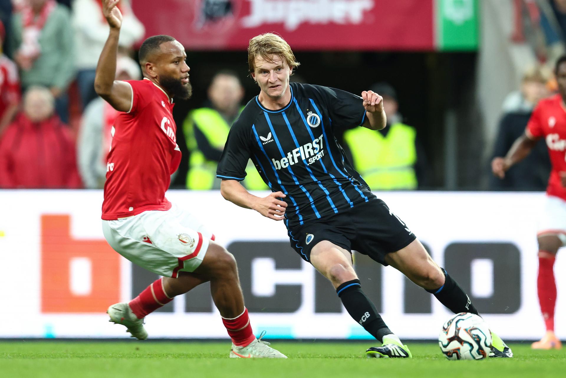 Standard's Marco Ilaimaharitra and Club's Cisse Sandra fight for the ball during a soccer match between Standard de Liege and Club Brugge, Saturday 27 September 2025 in Liege, on day 9 of the 2025-2026 'Jupiler Pro League' first division of the Belgian championship. BELGA PHOTO BRUNO FAHY