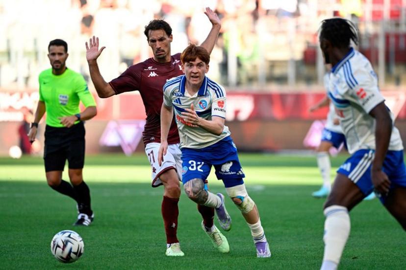 Metz's French midfielder #21 Benjamin Stambouli fights for the ball with Strasbourg's Argentine defender #32 Valentin Barco (C) during the French L1 football match between Metz and Srasbourg at Stade Saint-Symphorien in Metz on August 17, 2025.  Jean-Christophe VERHAEGEN / AFP