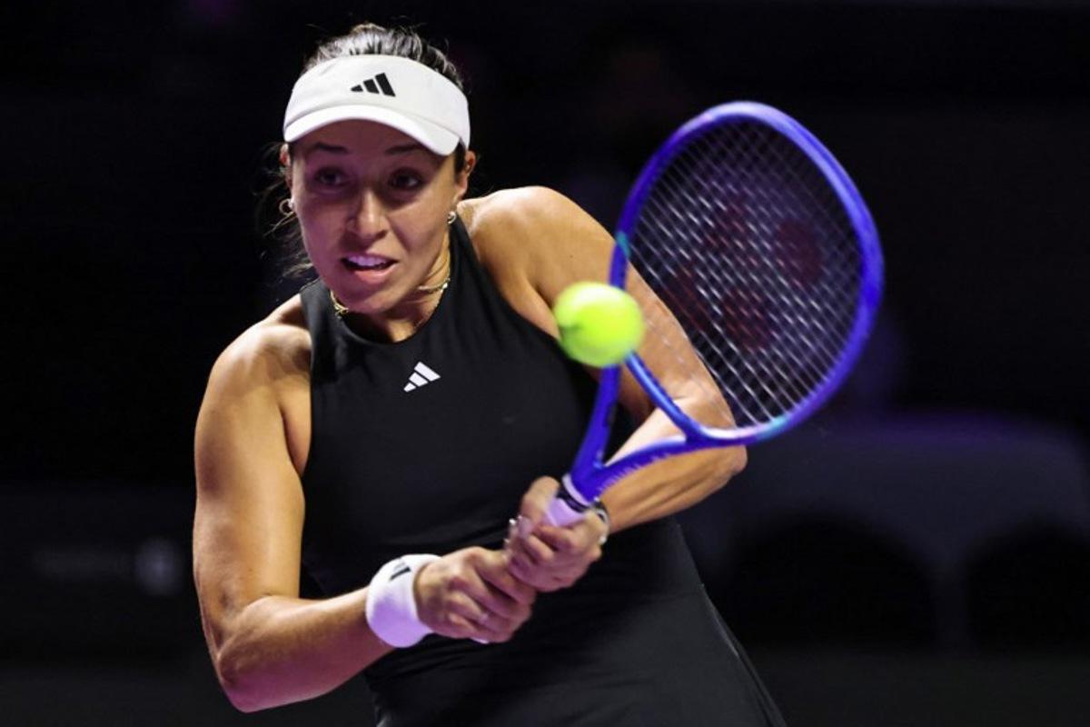 US' Jessica Pegula returns the ball to Italy's Jasmine Paolini during their WTA Finals tennis tournament in Riyadh on November 6, 2025.  Fayez NURELDINE / AFP