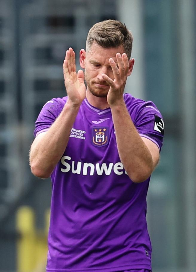 Anderlecht's Jan Vertonghen leaves the pitch during a soccer match between RSC Anderlecht and Club Brugge, Sunday 18 May 2025 in Brussels, on day 9 (out of 10) of the Champions' Play-offs of the 2024-2025 'Jupiler Pro League' first division of the Belgian championship. BELGA PHOTO VIRGINIE LEFOUR