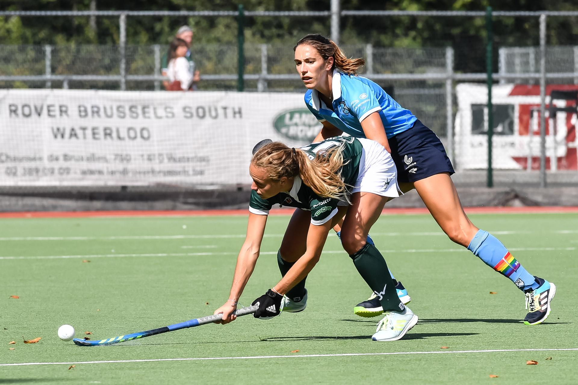 13 WatDucks' Leylou Boey and 07 Braxgata's Judit Vandermeiren pictured during a hockey game between Waterloo Ducks HC and Braxgata, Sunday 4 September 2022 in Waterloo, on day 1 of the Belgian Women Hockey League season 2022-2023. BELGA PHOTO JILL DELSAUX