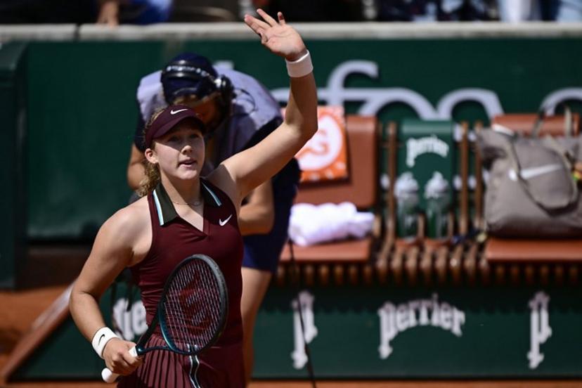 Russia's Mirra Andreeva celebrates after winning her women's singles match against US Ashlyn Krueger  on day 5 of the French Open tennis tournament on Court Simonne-Mathieu at the Roland-Garros Complex in Paris on May 29, 2025.  JULIEN DE ROSA / AFP