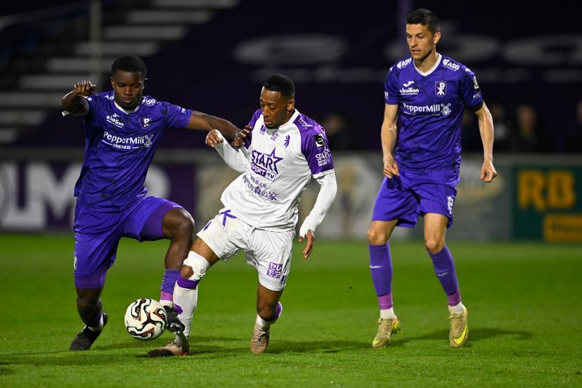 Patro Eisden's Keres Masangu and Beerschot's Raijv Van La Parra fight for the ball during a soccer game between Patro Eisden Maasmechelen and Beerschot VA, Friday 20 March 2026 in Maasmechelen, on day 31 of the 2025-2026 'Challenger Pro League' 1B second division of the Belgian championship. BELGA PHOTO JOHAN EYCKENS
