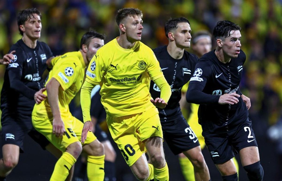 Bodoe/Glimt's  Danish midfielder #30 Mathias Jorgensen (C) and Sturm Graz's Scottish defender #02 Max Johnston vie for the ball during the play-off first leg UEFA Champions League football match between Bodo/Glimt and Sturm Graz in Bodo, on August 20, 2025.  Mats Torbergsen / NTB / AFP