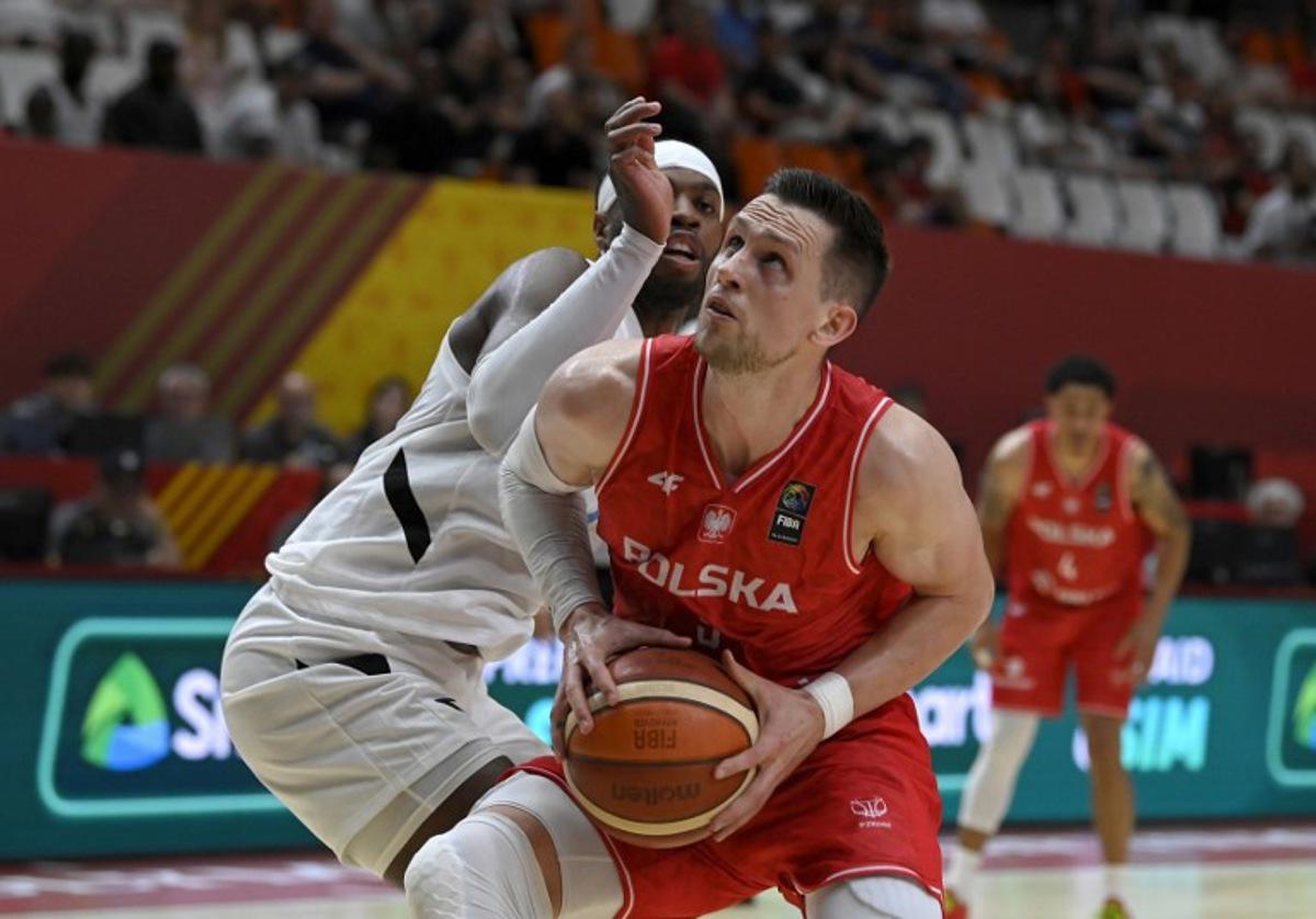 Poland's forward #09 Mateusz Ponitka vies for the ball with Bahamas' guard #07 Buddy Hield during the 2024 FIBA Olympic Qualifying Tournament basketball match between Bahamas and Poland in Valencia, on July 3, 2024.  JOSE JORDAN / AFP