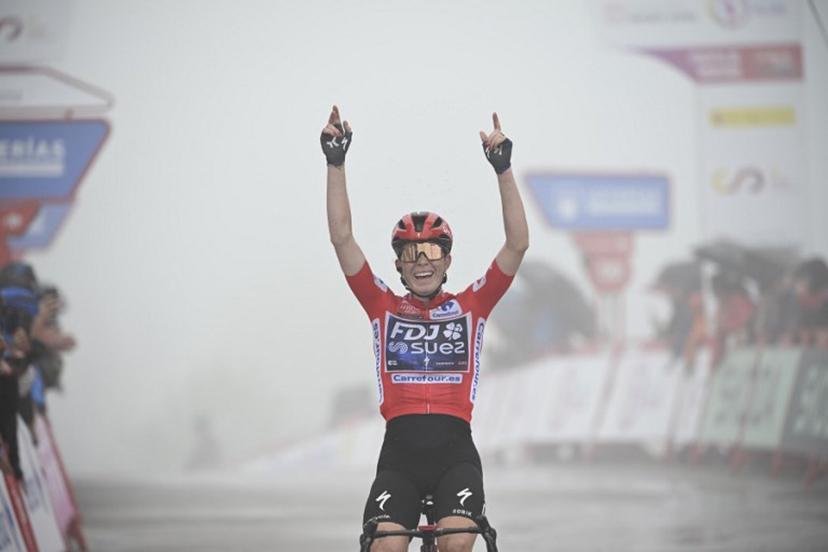 FDJ-Suez team's Dutch rider Demi Vollering celebrates finishing first the 7th stage of the 2025 La Vuelta Femenina cycling tour of Spain, a 152.6 km race from La Robla to Cotobello, on May 10, 2025.  MIGUEL RIOPA / AFP