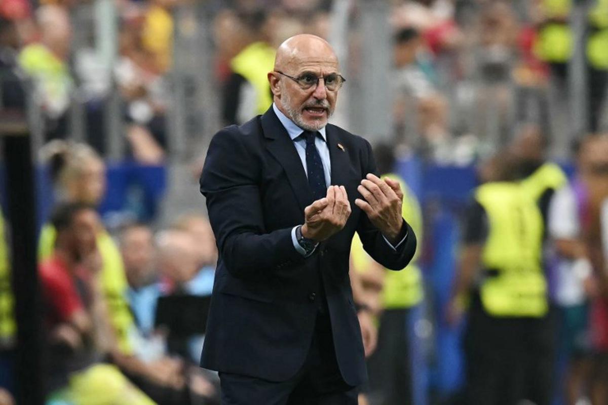Spain's head coach Luis de la Fuente gestures during the 2026 World Cup round of 16 football match between Portugal and Spain at the Dallas Stadium in Arlington on July 6, 2026.  Paul ELLIS / AFP