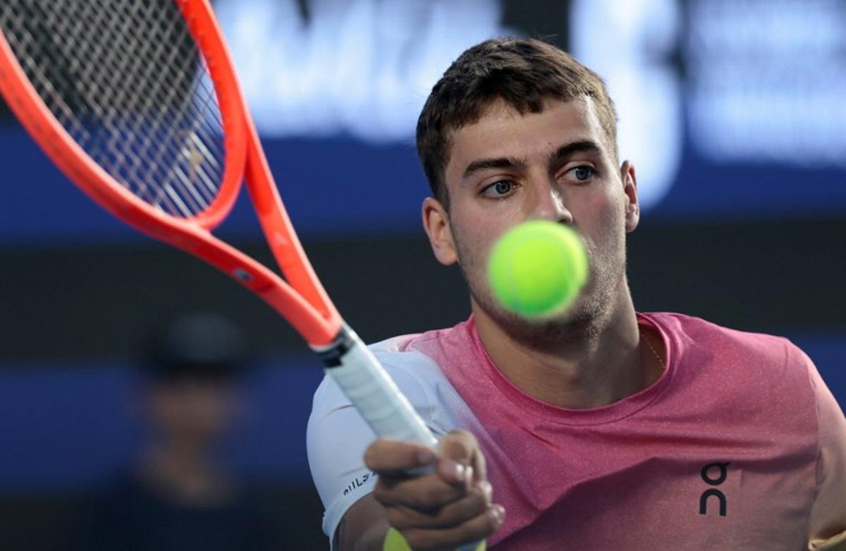 Italy's Flavio Cobolli returns to Czech Republic's Jakub Mensik during the Ultimate Tennis showdown in Guadalajara, Jalisco state, Mexico on February 14, 2025.  Ulises Ruiz / AFP
