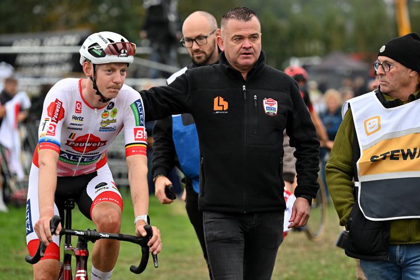 Belgian Michael Vanthourenhout, Pauwels Sauzen- Altez Industriebouw team manager Jurgen Mettepenningen and pictured after the men elite race of the Cyclocross Ruddervoorde, Sunday 19 October 2025 in Ruddervoorde, stage 2 (out of 7) of the Superprestige cyclocross cycling competition. BELGA PHOTO LUC CLAESSEN