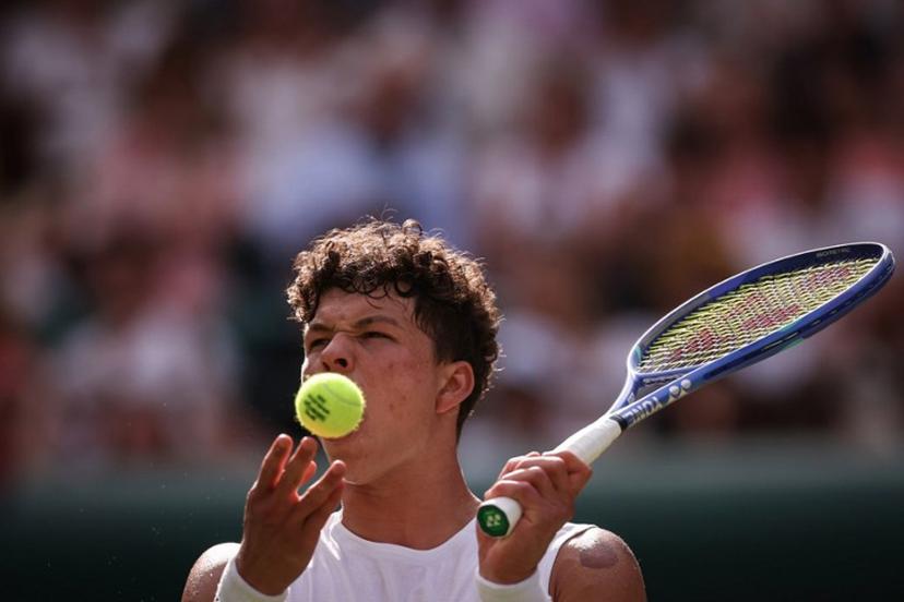 US player Ben Shelton reacts as he plays against Italy's Jannik Sinner during their men's singles quarter-final tennis match on the tenth day of the 2025 Wimbledon Championships at The All England Lawn Tennis and Croquet Club in Wimbledon, southwest London, on July 9, 2025.  HENRY NICHOLLS / AFP