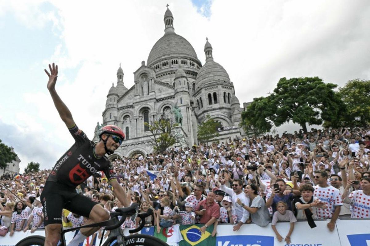 Tudor Pro Cycling Team's French rider Julian Alaphilippe cycles past the Sacre Coeur basilica during the 21st stage of the 113th edition of the Tour de France cycling race, 88,7 km starting and finishing in Paris, on July 26, 2026.  Loic VENANCE / AFP