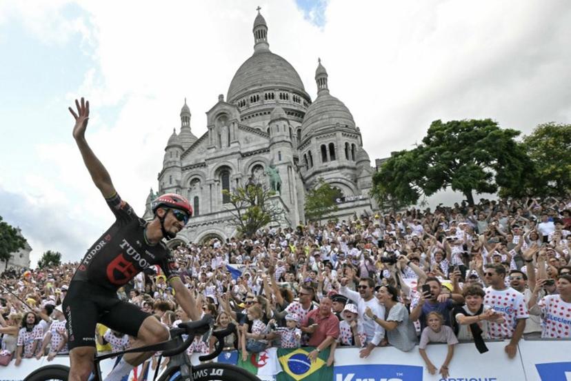 Tudor Pro Cycling Team's French rider Julian Alaphilippe cycles past the Sacre Coeur basilica during the 21st stage of the 113th edition of the Tour de France cycling race, 88,7 km starting and finishing in Paris, on July 26, 2026.  Loic VENANCE / AFP